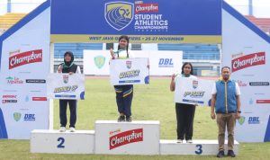 BERBAKAT: Nasywa Athaya dari SMAN 1 Ciamis saat naik podium juara nomor tolak peluru putri Energen Champion SAC Indonesia 2022 - West Java Qualifiers di GOR Arcamanik, Bandung, 25-27 November lalu.