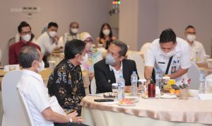Wali Kota Bandung Yana Mulyana saat berbincang-bincang dengan pihak OJK mengenai persoalan rentenir. Pemkot Bandung punya sikap lawan rentenir.