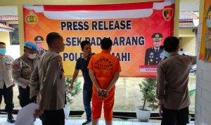 AKSI KEKERASAN: Pelaku penyiraman air keras terhadap istrinya berhasil diamankan oleh aparat Reskrim Polsek Padalarang.