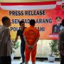 AKSI KEKERASAN: Pelaku penyiraman air keras terhadap istrinya berhasil diamankan oleh aparat Reskrim Polsek Padalarang.