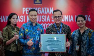 Peduli HAM, Kemenkumham Berikan Penghargaan ke Kota Bogor RAIH PRESTASI: Wali Kota Bogor Bima Arya, bersama Kabag Hukum Setda Kota Bogor Alma Wiranta menunjukkan piagam penghargaan dari Kemenkumham RI. (YUDHA PRANANDA/JABAR EKSPRES)