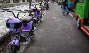 Tuai Protes, Parkiran Sepeda Listrik Beam Kembali Disoal SEMERAWUT: Sejumlah armada sepeda listrik milik PT Beam terparkir di Jalan Dewi Sartika kawasan Alun-alun Kota Bogor. (YUDHA PRANANDA/JABAR EKSPRES)