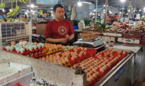 SENGSARAKAN WARGA: Jelang nataru, harga telur naik Rp 5.000 per kilo gram. Saat ini harga telur dijual Rp 32 ribu dari Rp 27 ribu per kilo gram.