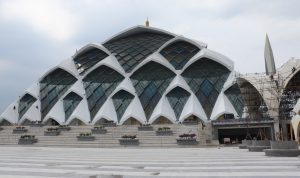 Masjid Al Jabbar yang rencananya akan diresmikan pada 30 Desember 2022 mendatang merupakan salah satu masjid yang mengundang daya tarik tersendiri bagi masyarakat.