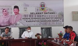 Dewan Sesalkan Ada Dua Surat Rekomendasi UMK 2023 dari Disnakertrans KBB Adanya dua surat rekomendasi Upah Minimum Kabupeten (UMK) 2023 yang dikeluarkan Disnakertra KBB disesalkan oleh DPRD KBB, Komisi IV