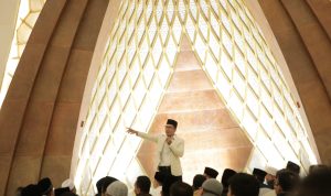 Gubernur Jawa Barat Ridwan Kamil melaksanakan salat subuh berjamaah dengan ribuan Aparatur Sipil Negara Pemerintah Daerah Provinsi Jawa Barat di Masjid Raya Al Jabbar, Kamis (29/12/2022).