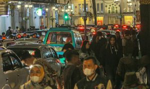 MULAI RAMAI: Kondisi lalulintas di kawasan Jalan Asia Afrika Kota Bandung terpantau padat dan ramai menyambut malam tahun baru. (KHOLID/JABAR EKSPRES)