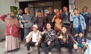 MISI SOSIAL: Usai gelar refleksi ke 2 tahun, PABPSI langsung bagikan sembako ke masyarakat duafa dan anak yatim di sekitaran kantor pusat. Rabu (28/12). (SANDI NUGRAHA/JABAREKSPRES)