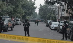 Anggota polisi tengah berjaga di area Polsek Astana Anyar, Kota Bandung pasca insiden ledakan bom bunuh diri. (Kholid/Jabar Ekspres)