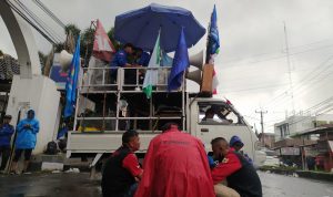 Buntut Surat Rekomendasi UMK Ganda, Buruh Tuntut Bupati Mundur! Buruh yang tergabung dalam Konfederasi Serikat Pekerja Seluruh Indonesia (KSPSI) menggeruduk kantor DPRD KBB, Kamis 8 Desember 2022.