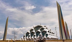 Dalam waktu dekat masyarakat Jawa Barat akan memiliki destinasi wisata religi Masjid Raya Al Jabbar yang terletak di Gedebage, Kota Bandung