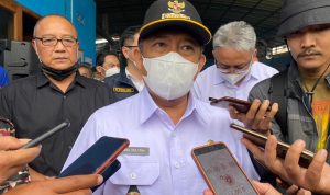 PEDULI KEBERSIHAN: Wali Kota Bandung, Yana Mulyana saat memberikan penjelasan mengenai pengelolaan sampah di Kota Bandung. (MUHAMMAD NIZAR/JABAR EKSPRES)