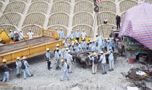 GERAK CEPAT: Sejumlah pekerja saat melakukan evakuasi kereta kerja pemasangan rel yang sempat anjlok di daerah Padalarang.
