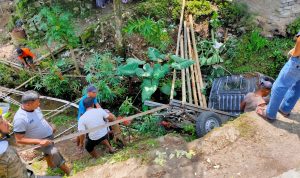 Diduga Sopir Mengantuk, Mobil Pick Up Terjun ke Parit