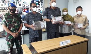 PERANGI NARKOBA: BNNP Jabar menunjukkan barang bukti hasil pengungkapakan kasus peredaran dan penyalahgunaan narkoba dala acara Press Release Akhir Tahun 2022 BNN Provinsi Jawa Barat, di Kantor BNNP Jabar, Jumat 30 Desember 2022.