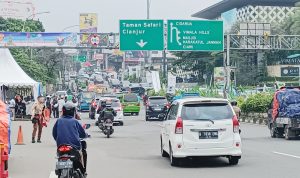 Simak! Besok Jalur Puncak Bogor Ditutup, Ini Alasannya MULAI RAMAI: Pengendara melintas di simpang Gadog, Kabupaten Bogor, Jumat (30/12). Sejumlah warga mulai memadati kawasan wisata jelang libur tahun baru. (SANDIKA FADILAH/JABAR EKSPRES)