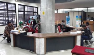 OPTIMALKAN LAYANAN: Petugas saat memberikan pelayanan kepada warga dalam mengurus adminduk. (ILUSTRASI)