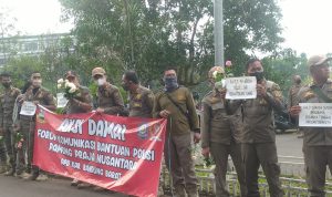 MENANTI KEJELASAN: Ratusan personel Satpol PP meminta kejelasan pemkab terkait kelanjutan nasib mereka di 2023. (AKMAL FIRMANSYAH/JABAR EKSPRES)
