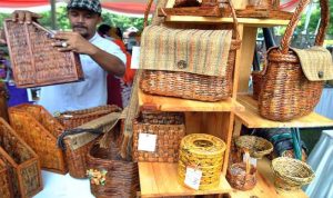 KEMBANGKAN BISNIS: Salah satu pengunjung tampak melihat pameran Ekraf di Kabupaten Bogor. (ISTIMEWA)
