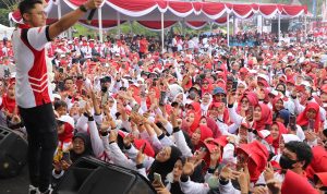 Ribuan guru dan pelajar turut meriahkan acara gerak jalan santai dan heleran guna peringati HUT PGRI ke-77 serta HGN di Plaza Pemerintah Kabupaten Bandung Barat pada Sabtu (26/11/2022). (ilustrasi)