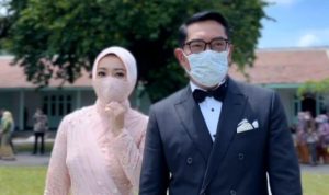 Gubenur Jawa Barat Ridwan Kamil bersama istri ketika menghadiri pernikahan putra Presiden Joko Widodo Keasang Pangarep