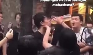 Netizen Geram, Dengan Aksi Mahasiswa Yang Memaksa Pelaku Pelecehan Seksual Minum Air Kencing.
