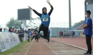 Atletik Dorong Tiara Maelani Jadi Sosok yang Disiplin ATLETIK TERBAIK: Tiara Maelani dari SMAN 7 Cirebon saat beraksi pada nomor lompat jauh putri Energen Champion SAC Indonesia 2022 - West Java Qualifiers di GOR Arcamanik Bandung, 25-27 November lalu.
