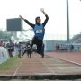 ATLETIK TERBAIK: Tiara Maelani dari SMAN 7 Cirebon saat beraksi pada nomor lompat jauh putri Energen Champion SAC Indonesia 2022 - West Java Qualifiers di GOR Arcamanik Bandung, 25-27 November lalu.