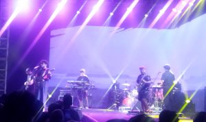 Meriahnya Paduan 'Bola' dan 'Seni' Supersoccer 'Soccerphoria' di Bandung Penampilan musisi Kunto Aji saat menghibur superfriends dalam Supersoccer ‘Soccerphoria’, di ElDorado Dome, Bandung, Minggu (11/12). (Nizar/Jabar Ekspres)