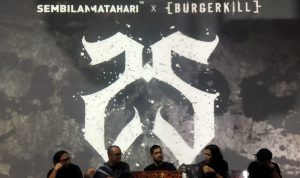 Personel Burgerkill dan perwakilan Sembilan Matahari saat lauching vinyl dan digital art exhibition dalam The 25th Kill-versary: It Never Ends, di Kala Kini Nanti, Bandung, Jumat (23/12). (Nizar/Jabar Ekspres)