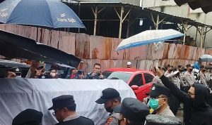 DISAMBUT KESEDIHAN: Aipda Sofyan gugur dalam tugas saat tragedi bom bunuh diri di Mapolsek Astana Anyar. Keluarga menyambut dengan histeris. (Nizar/Jabar Ekspres)
