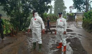 Jalan penghubung Desa Cibereum, Kecamatan Kertasari, Kabupaten Bandung tak bisa dilintasi karena tertutup banjir lumpur akibat hujan deras