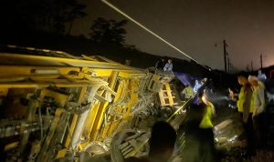 TINDAKAN CEPAT: Petugas saat melakukan evakuasi Kereta Teknis yang anjlok di area Cikalongwetan, Kabupaten Bandung Barat, Minggu (18/12).