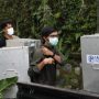 Petugas YIAR saat akan melepas liarkan hewan Kukang Jawa di Kawasan Gunung Halimun, Kabupaten Bogor. (Sandika Fadilah/doc YIAR)