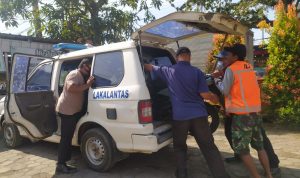 Hilang Kendali, Pengendara Motor Tewas Terlindas Truk Milik Pertamina EVAKUASI: Petugas saat melakukan evakuasi motor milik korban akibat kecelakaan di Jalan Raya Padalarang. (Akmal Firmansyah/JabarEkspres)