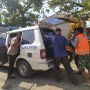 EVAKUASI: Petugas saat melakukan evakuasi motor milik korban akibat kecelakaan di Jalan Raya Padalarang. (Akmal Firmansyah/JabarEkspres)