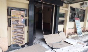 Ledakan Bom bunuh diri terjadi di Mapolsek Astana Anyar Kota Bandung telah mengakibatkan 10 anggota polisi terluka dan satu anggota meninggal.