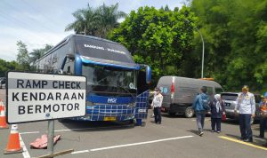 CEK KENDARAAN: Petugas Dishub saat mengecek kondisi kendaraan jelang libur nataru untuk meastikan kemanan. (Akmal Firmansyah/Jabar Ekspres/ilustrasi)