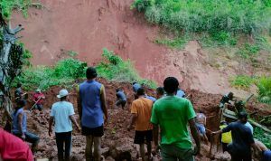 BREAKING NEWS! Longsor Terjang Desa Sindulang Sumedang, Satu Orang Diduga Tertimbun Tanah DITERJANG LONGSOR: Situasi pasca insiden longsor di wilayah Desa Sindulang, Kecamatan Cimanggung, Kabupaten Sumedang. (Hendra For Jabar Ekspres)