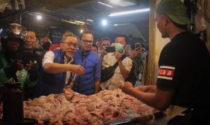 Mendag Zulkifli Hasan saat mengunjungi Blok C-D Pasar Kebon Kembang, Kota Bogor, Jumat (23/12). (Yudha Prananda/ Jabar Ekspres)