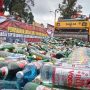 Puluhan ribu barang bukti miras dimusnahkan di Mako Polresta Bogor Kota, Kedung Halang, Kecamatan Bogor Utara, Kota Bogor, Senin (26/12). (YUDHA PRANANDA/JABAR EKSPRES)