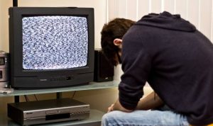 Masih banyak warga kurang mampu belum kebagian Set Top Box jadi masalah sendiri setelah siaran TV analog di wilayah Bandung raya dimatikan.