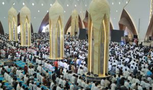 RIBUAN JAMAAH: Pada momen peresmian, Masjid Raya Al Jabbar secara perdana dilaksanakan salat Jumat berjamaah. (KHOLID/JABAR EKSPRES)