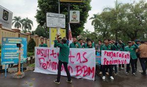 Para mahasiswa meminta kejelasan terkait dengan proses hukum kasus pengungkapan terhadap penimbunan BBM jenis solar sebanyak 48 ton