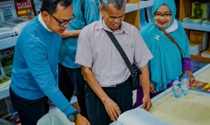 Wali Kota Bogor Bima Arya saat menunjukkan sejumlah koleksi buku di Perpustakaan Kota Bogor kepada pengunjung. (Yudha Prananda / Jabar Ekspres)