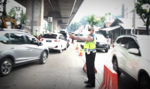 Polsek Tanah Sareal Kota Bogor, Ipda Supriyo mengatakan, untuk para pengendara yang akan melintas Jalan Sholis agar cari alternatif lain