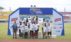 Srikandi SMAN 27 Bandung saat menerima penghargaan sebagai juara estafet putri 4x100 meter