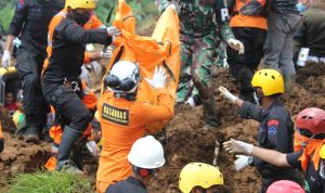 HILANG NYAWA: Proses evakuasi korban gempa Cianjur dengan kondisi meninggal dunia, Kamis 1 Desember 2022. (DOK/TIM SAR)