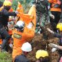 Tragis! Korban Meninggal Gempa Cianjur Terus Bermunculan HILANG NYAWA: Proses evakuasi korban gempa Cianjur dengan kondisi meninggal dunia, Kamis 1 Desember 2022. (DOK/TIM SAR)