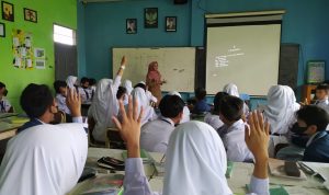 PROSES KBM: Sejumlah siswa saat mengikuti kegiatan belajar di sekolah. Saat ini tengah digencarkan program sekolah penggerak. (ilustrasi)